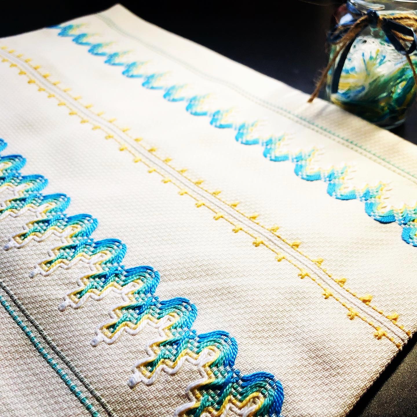 ハーダンガー刺繍】刺繍布の細かさは作品をさらに繊細に美しくして