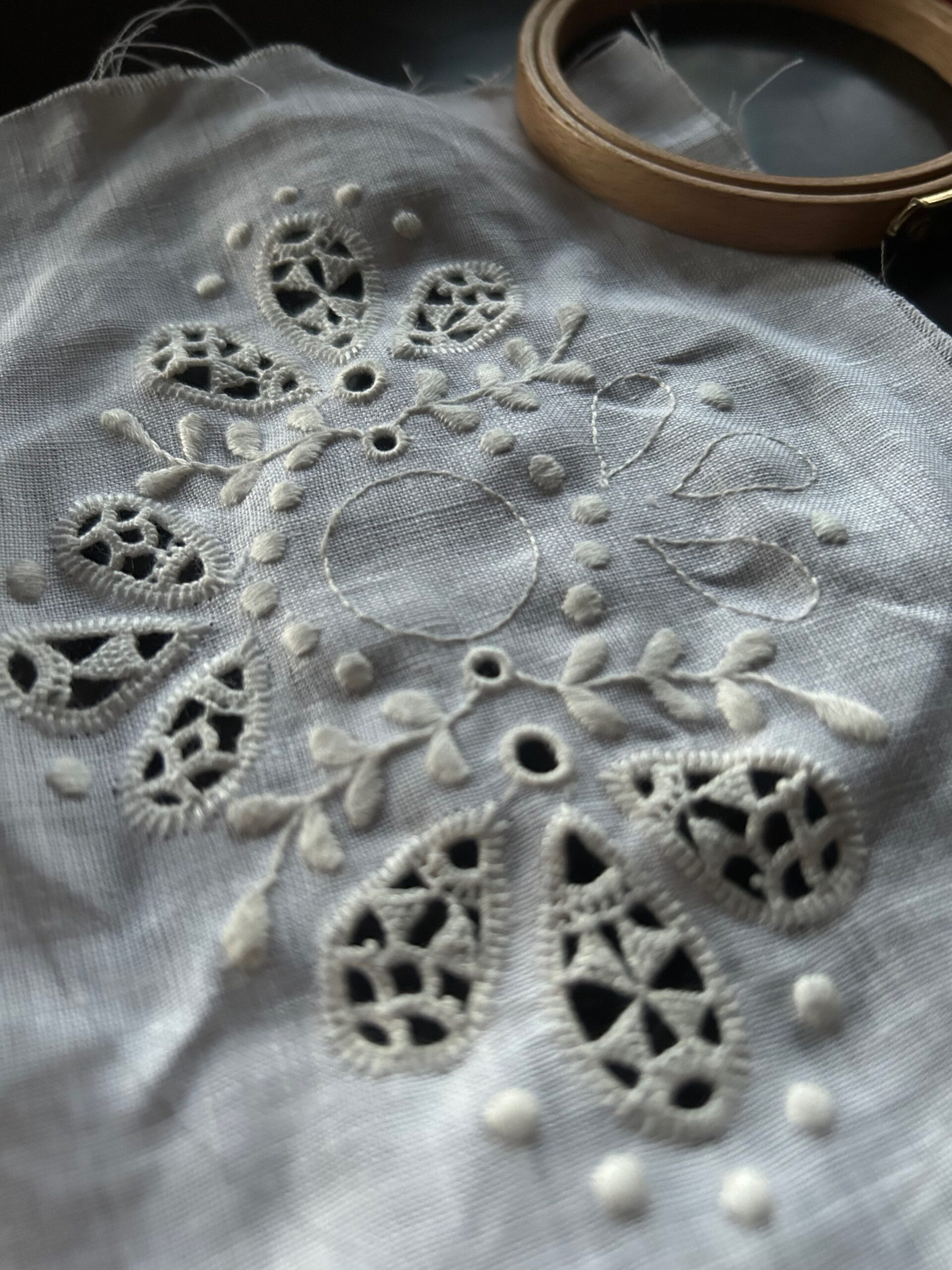 アンティーク イタリア レティシア刺繍＆白糸盛上げ花刺繍 リネン