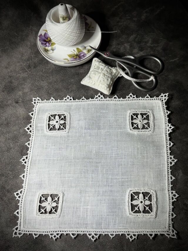 アンティーク 緻密なシュバルム白糸刺繍 繊細なトライアングルフリル ハンカチ β 手刺繍、ローン地、ホワイトワーク、白刺繍、FlurDeLys